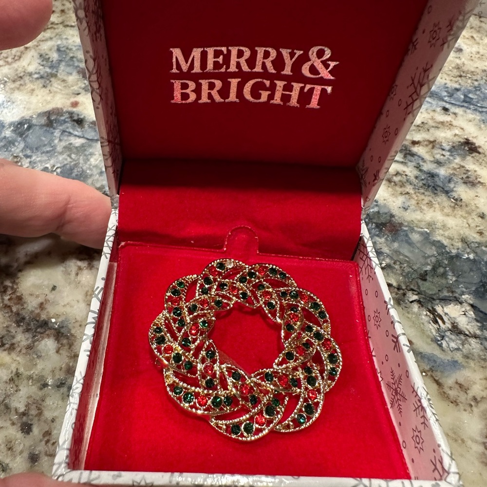 Elegant Gold and Red Wreath Brooch